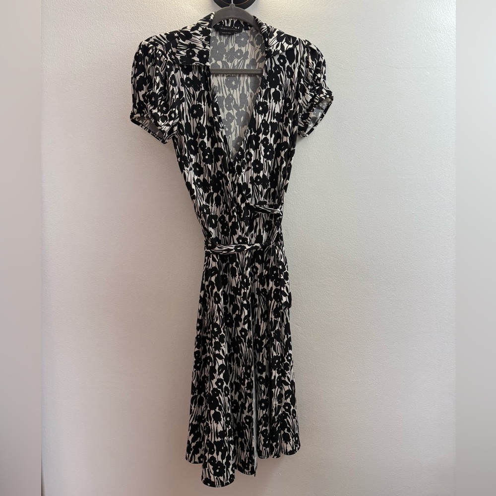 NWOT BCBGMaxAzria Black And White Floral Stretch Midi Wrap Dress XS
